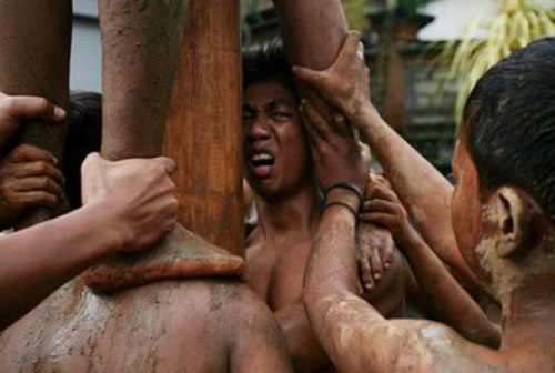 Lễ hội 'trèo cây cau bôi mỡ' ở Indonesia - 7