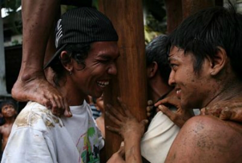 Lễ hội 'trèo cây cau bôi mỡ' ở Indonesia - 8