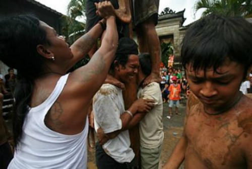 Lễ hội 'trèo cây cau bôi mỡ' ở Indonesia - 9