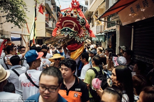 leo cot cuop banh bao trong le hoi tai hong kong-4