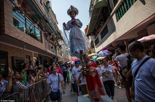 leo cot cuop banh bao trong le hoi tai hong kong-6