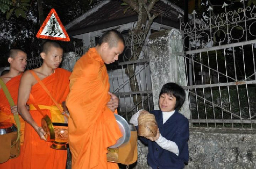 Luang Prabang thoáng bóng cà sa - 2