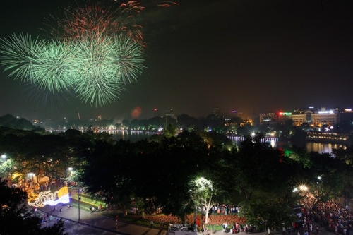 Mãn nhãn với màn pháo hoa hoành tráng trên bầu trời Hà Nội - 1