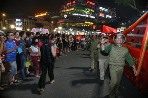 Mãn nhãn với màn pháo hoa hoành tráng trên bầu trời Hà Nội - 19