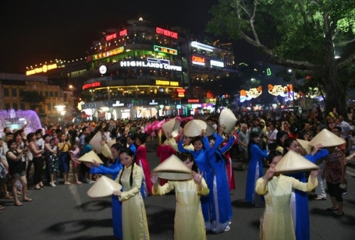 Mãn nhãn với màn pháo hoa hoành tráng trên bầu trời Hà Nội - 20