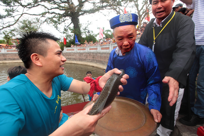 Múa rắn và đánh cá ở hội làng Lệ Mật - 9