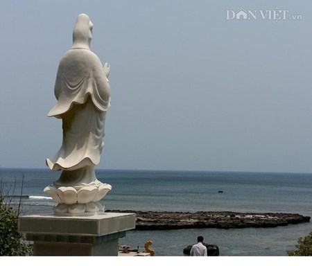 Ngôi chùa ẩn mình trong hang núi lửa trên đảo Lý Sơn - 2