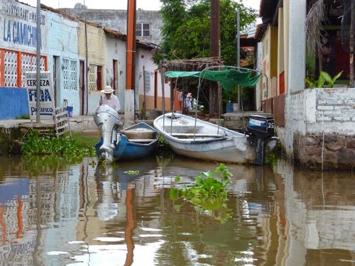 Ghé thăm ngôi làng trên hòn đảo nhân tạo ở Mexico - 8