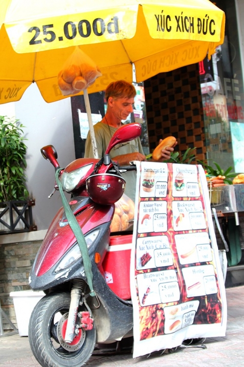 Những ông Tây tha phương bán đồ ăn ở Sài Gòn - 4