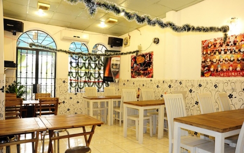 Những ông Tây tha phương bán đồ ăn ở Sài Gòn - 8
