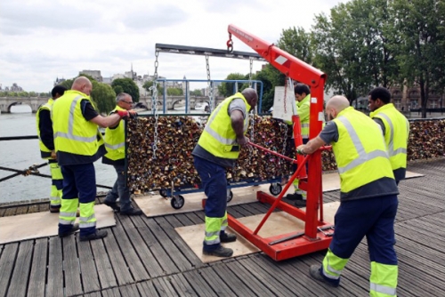 paris do bo o khoa tinh yeu tren cau pont des arts-1