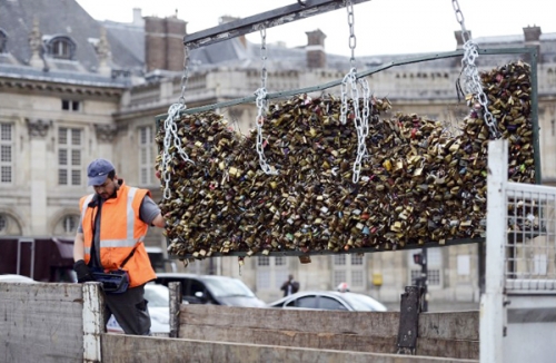 paris do bo o khoa tinh yeu tren cau pont des arts-2