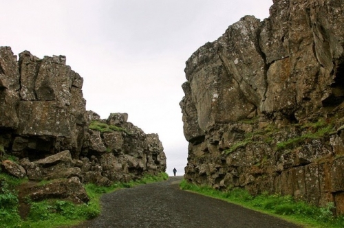 Sống núi giữa Đại Tây Dương ở Iceland - 1