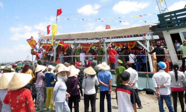 tung bung le hoi nghinh ong song doc - 4 Tưng bừng lễ hội Nghinh Ông Sông Đốc - 4