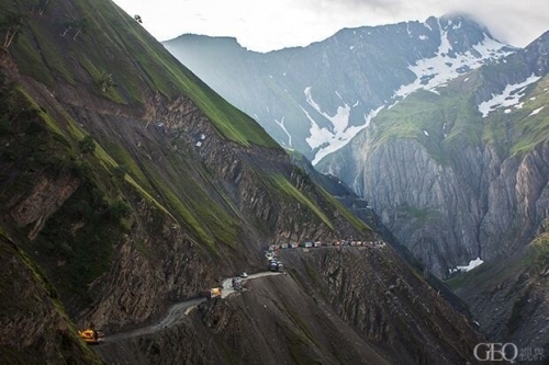 xe cho hang long lay tren day nui himalaya - 1